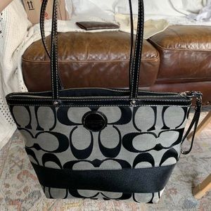 Genuine NWOT signature stripe Coach hand bag.